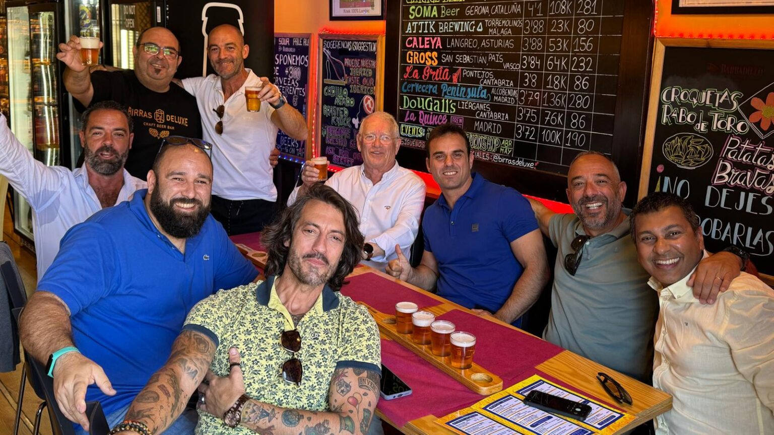 Cata de cervezas Birras Deluxe entre amigos de Ceuta