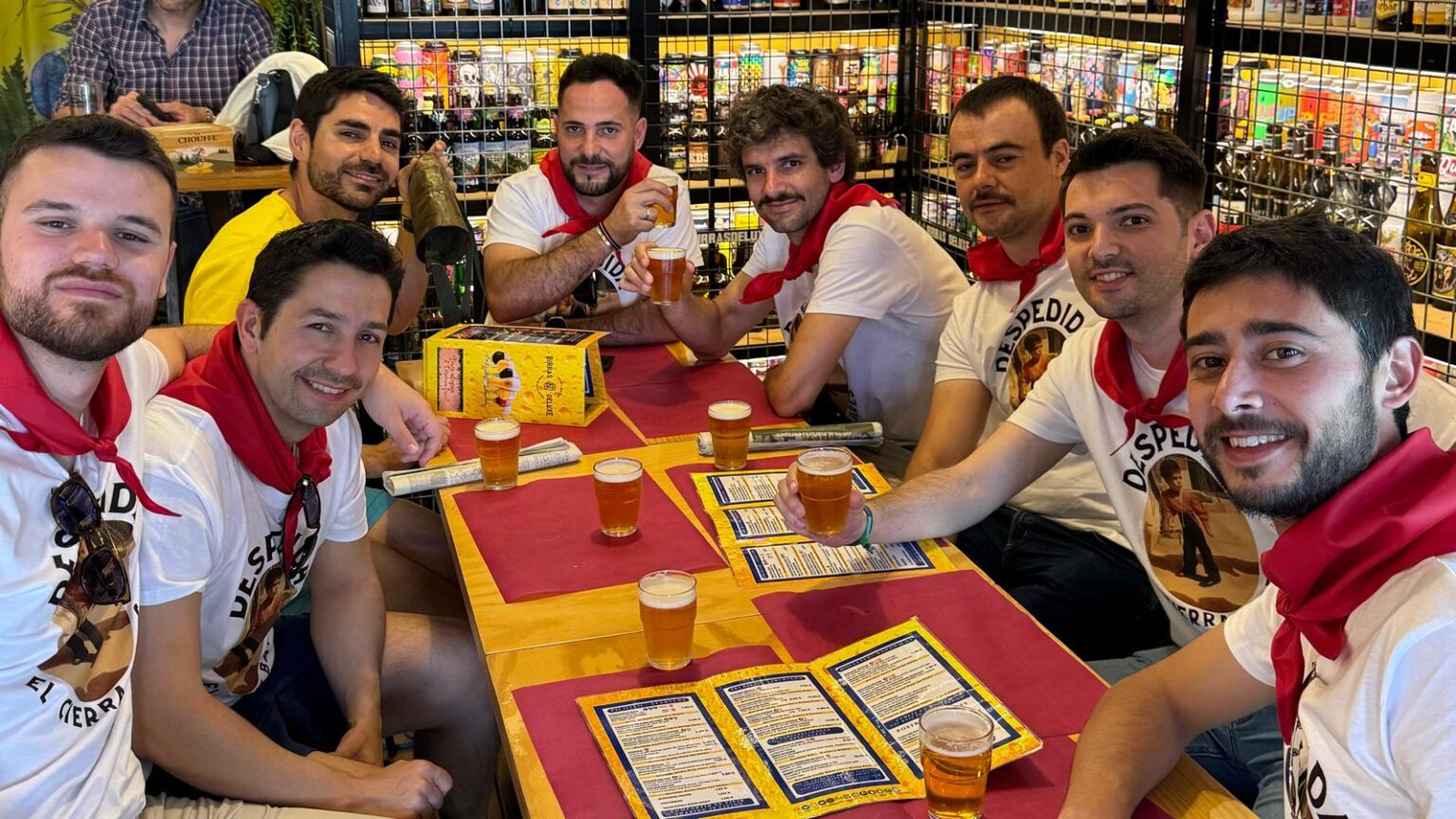 Cata de cervezas despedida entre amigos en Malaga Birras Deluxe