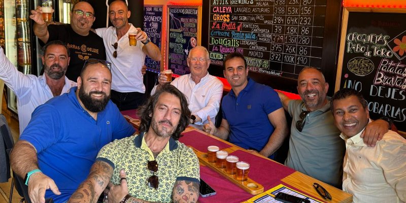 Cata de cervezas Birras Deluxe entre amigos de Ceuta