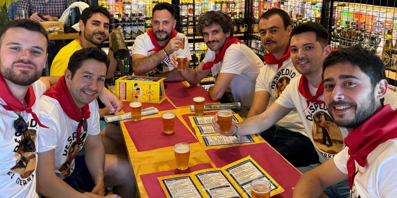 Cata de cervezas despedida entre amigos en Malaga Birras Deluxe